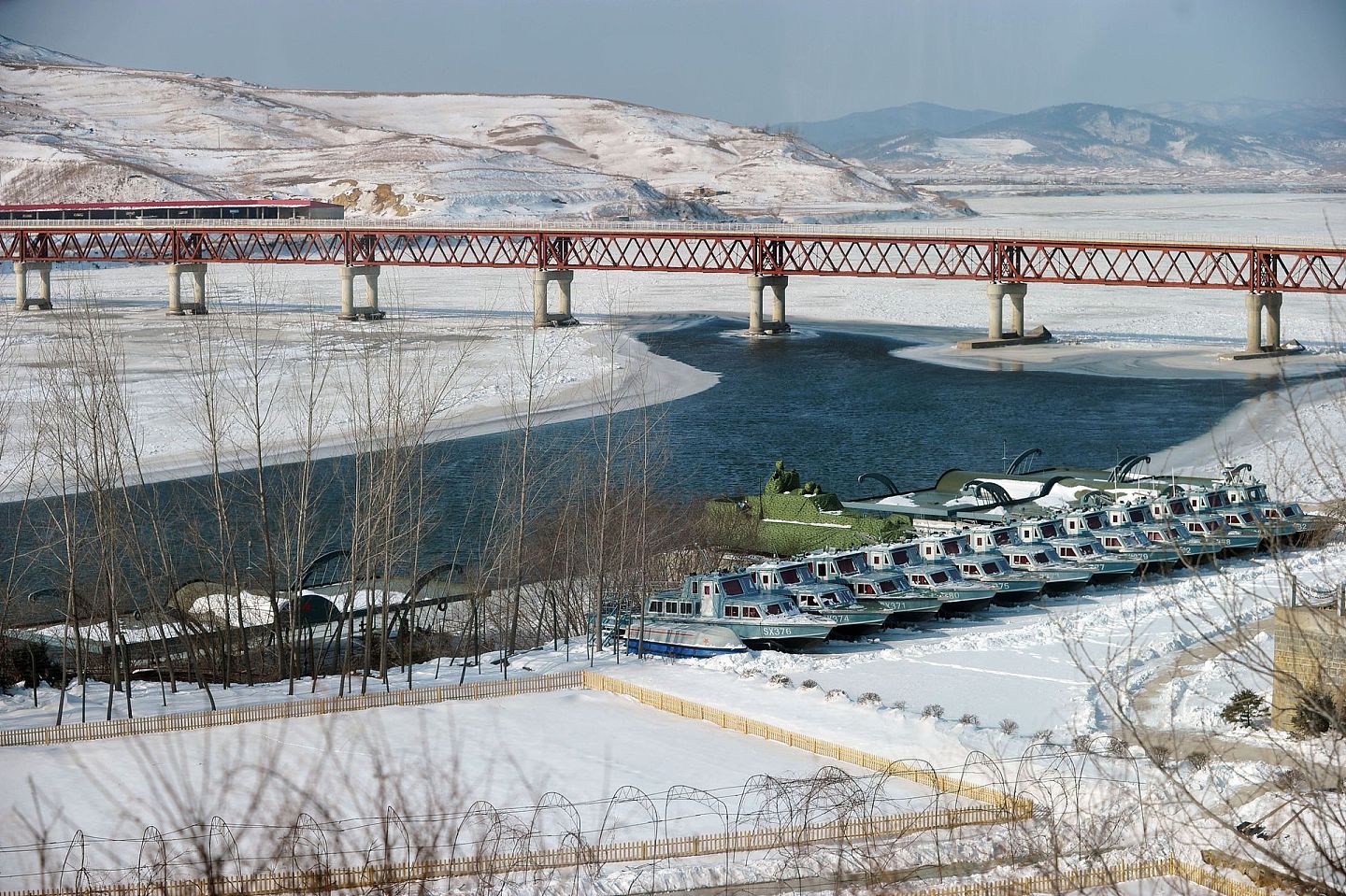 中朝边境走私商人被朝鲜军队射杀的情况时有发生。图为2012年12月9日吉林省延边朝鲜族自治州珲春市的边境小镇防川的景色，在这里可以看到中国、朝鲜和韩国三国边境。（视觉中国）