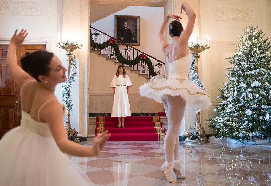 特朗普夫人2017年在白宫检查圣诞节装饰。