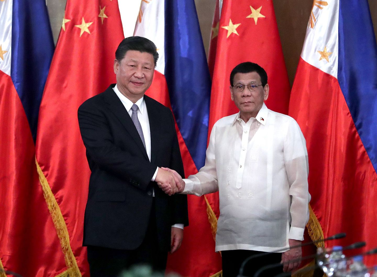 2018年11月20日，中国国家主席习近平（左）在马尼拉同菲律宾总统杜特尔特举行会谈。（新华社）
