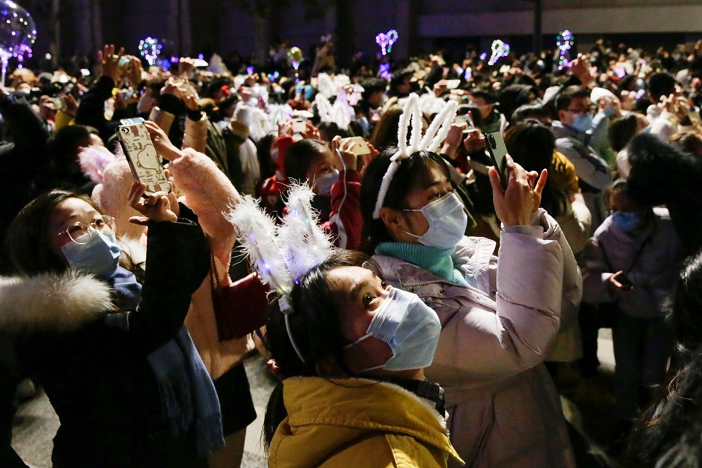 2020年12月31日，在曾经的疫情爆发中心，中国武汉民众聚集在一起，迎接新年的到来。人们纷纷用手机记录下激动人心的时刻。（Reuters）