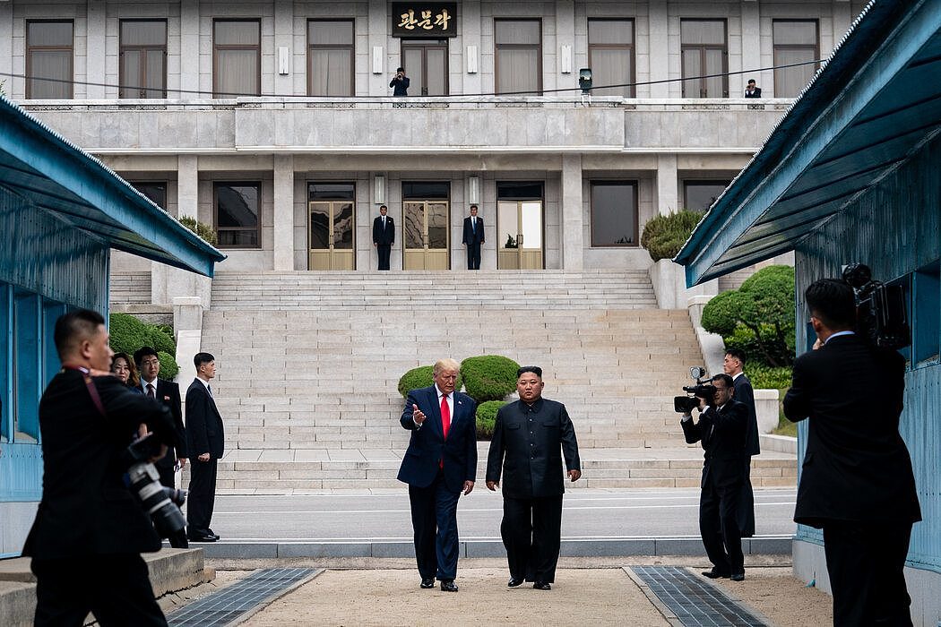 2019年，特朗普与朝鲜领导人金正恩在朝韩之间的非军事区会面。