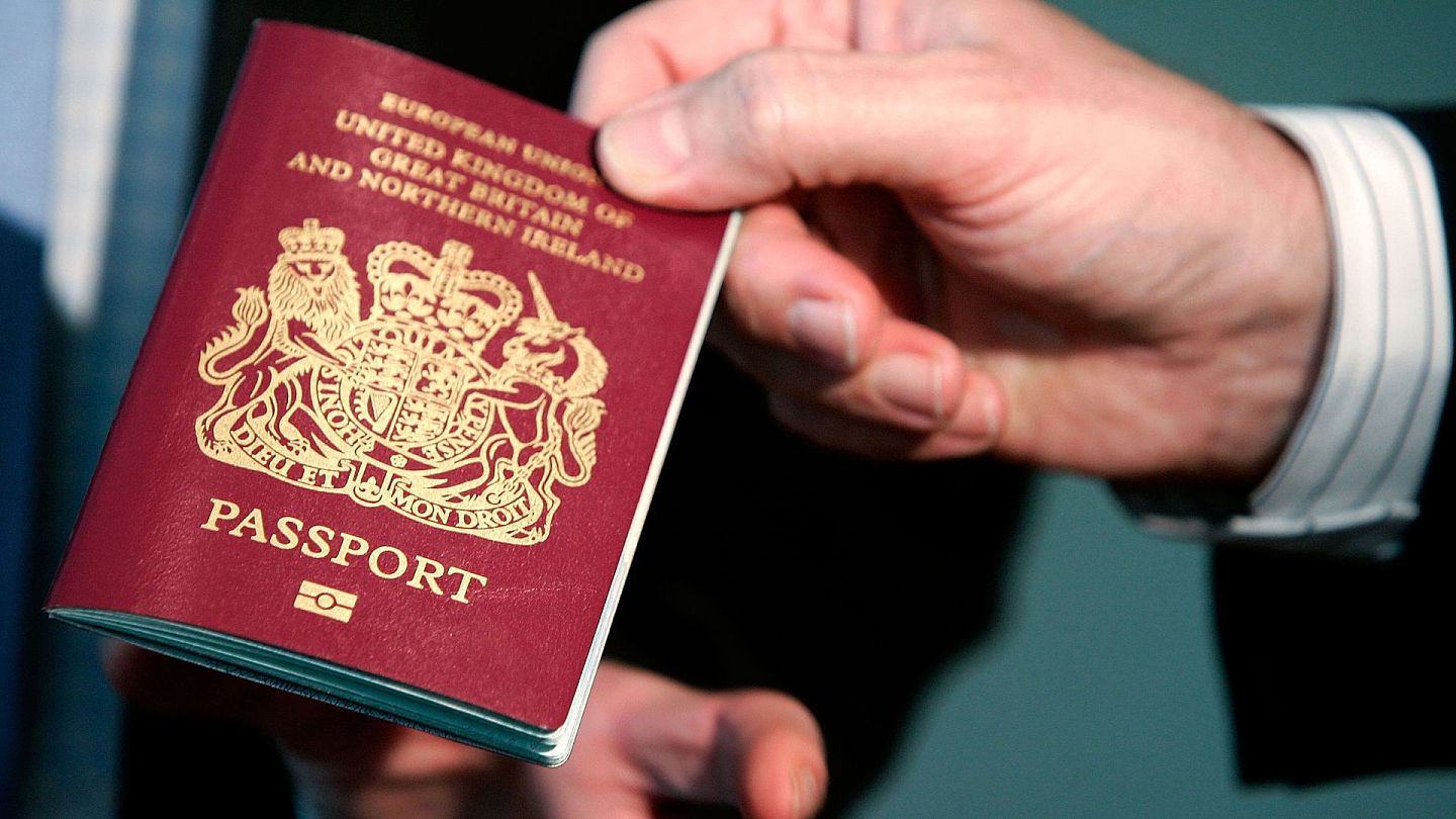 英国自2021年1月起推出一个新的签证，名为Hong Kong BN(O) Visa，供BNO持有人与他们的近亲（close family members）申请，可以在英国国内或国外申请，方式为网上申请（digital online application）。图为2005年10月24日，一名英国官员展示一本英国护照。（Getty）