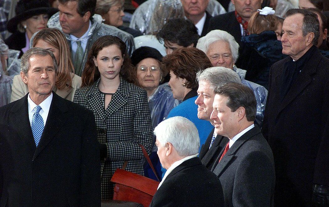 2001年，前总统乔治·布什（右）在儿子乔治·W·布什（左）的就职典礼上。