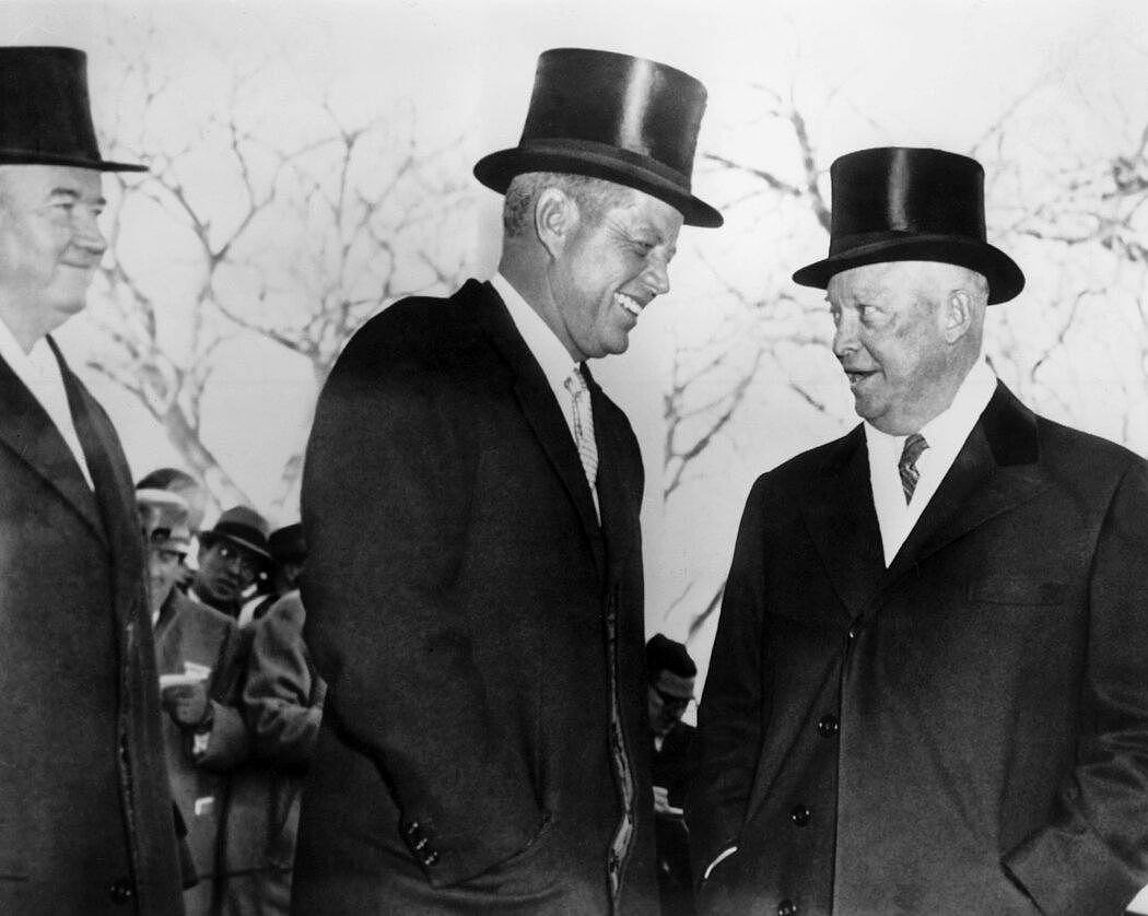 1961年，就职典礼前不久，约翰·F·肯尼迪（中）和他的前任德怀特·D·艾森豪威尔（右）在白宫前合影。