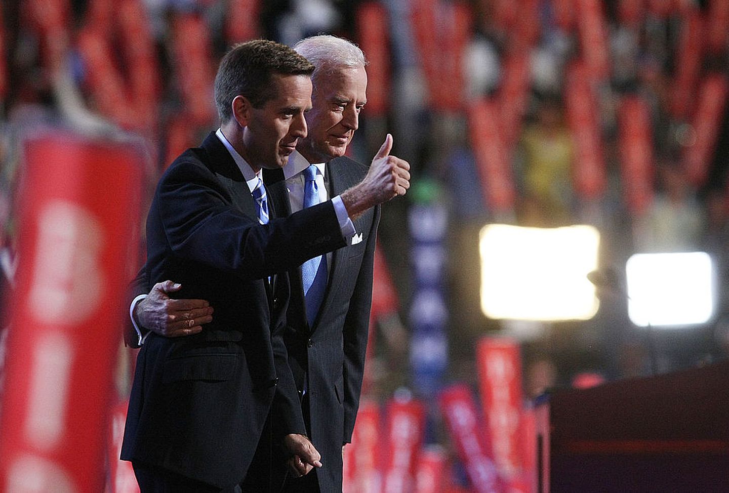 儿子博（Beau Biden，左）2015年因脑癌英年早逝，成为拜登（右）一生之痛。图为博·拜登2008年8月现身选举活动支持父亲竞选美国副总统。（Getty）