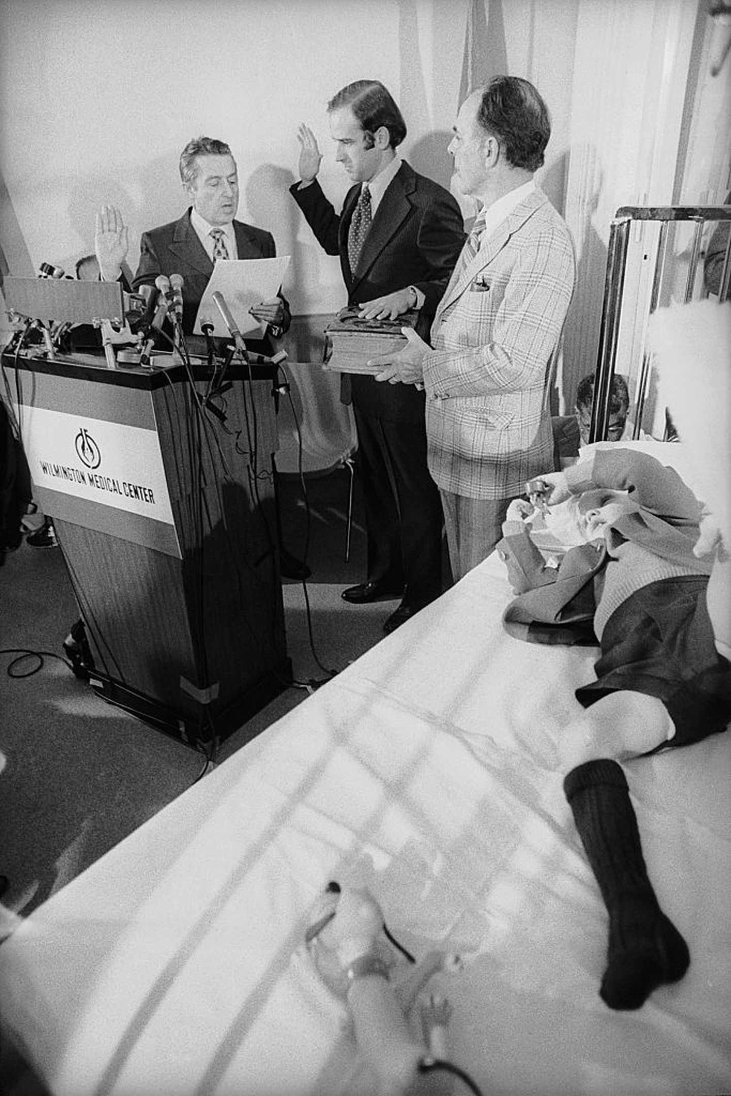 1973年1月，为了方便照顾因车祸受伤的儿子，拜登在医院宣誓成为特拉华州联邦参议员。（Getty）