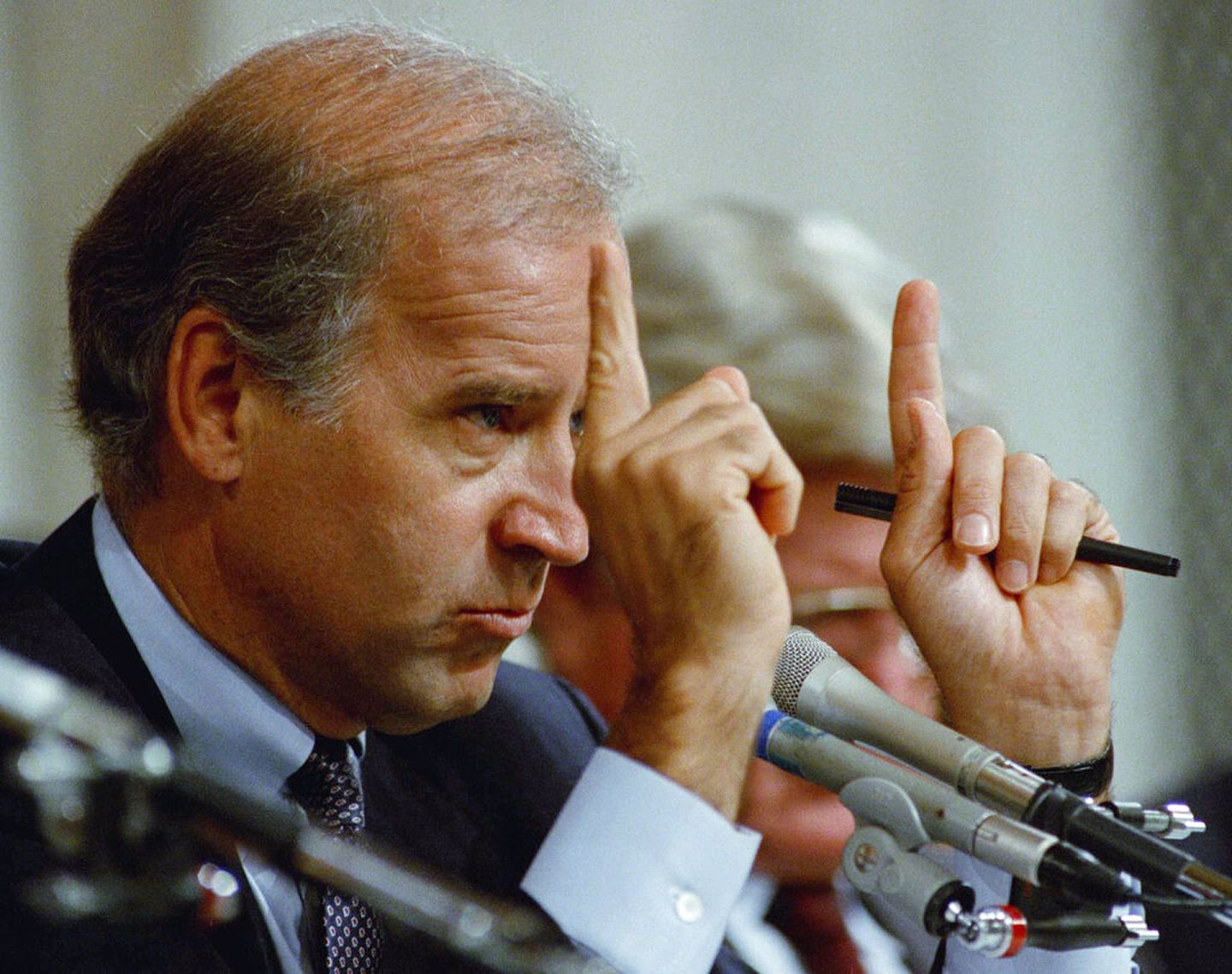 美国大选2020：图为拜登1991年10月12日出席参议院听证会时的情形。当时他是参院司法委员会的主席。（AP）