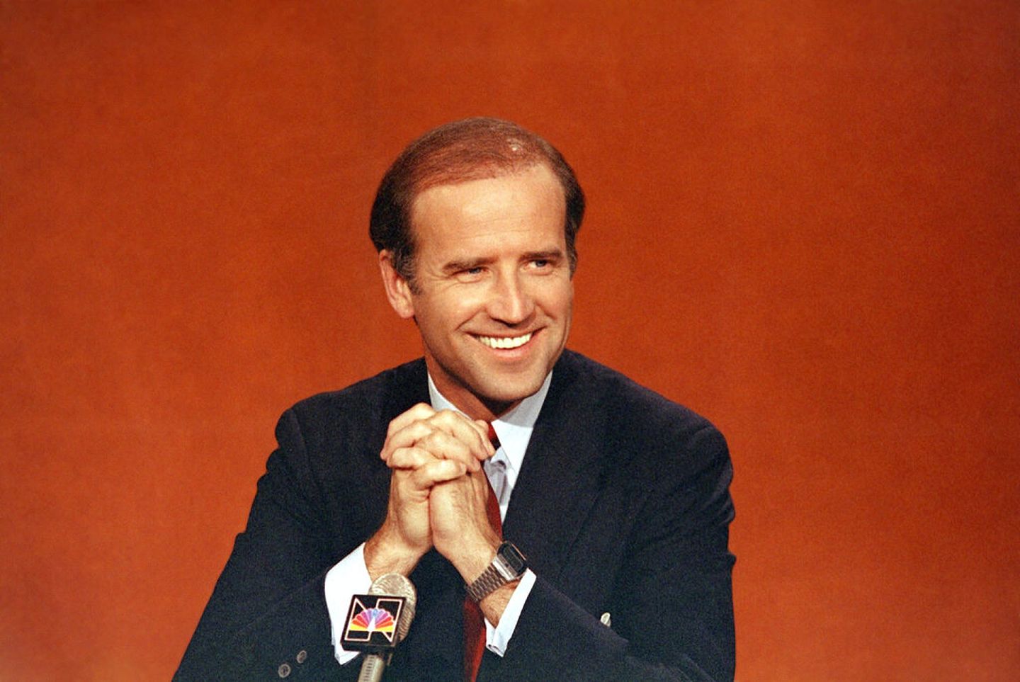 美国大选2020：图为1984年4月29日，时任达拉华州参议员的拜登，出现在美国全国广播公司《面向全国》（Face the Nation）节目中。（AP）
