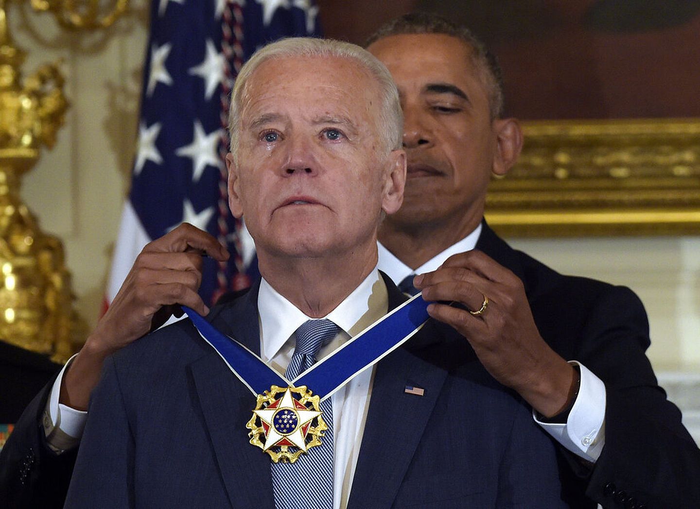 美国大选2020：图为2017年1月12日时任美国总统的奥巴马在白宫国宴室，为副手拜登戴上总统自由勋章（Presidential Medal of Freedom）。（AP）
