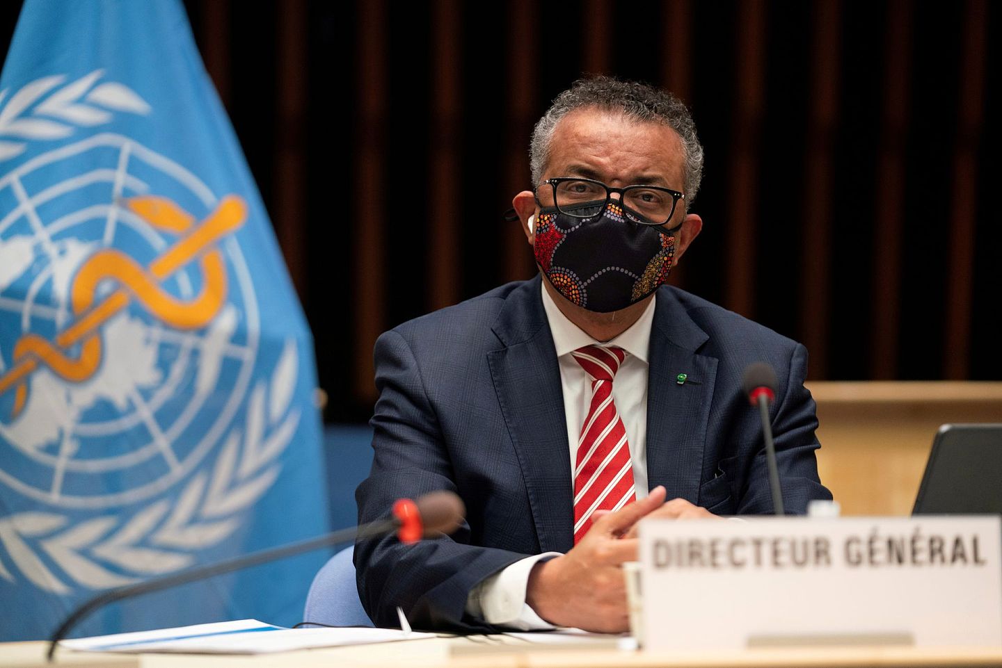 2020年10月5日，世界卫生组织总干事谭德塞在瑞士日内瓦出席世卫执行委员会应对新冠肺炎疫情的会议。（Reuters）