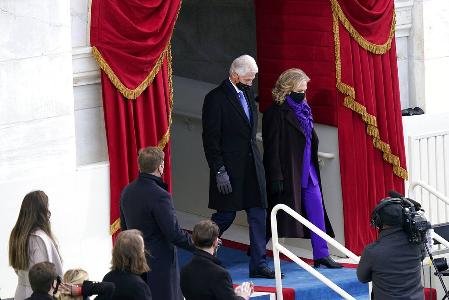 拜登就職典禮：美國前總統克林頓（Bill Clinton）與妻子希拉里（Hillary Clinton）1月20日到華盛頓國會大樓出席美國第46任總統就職典禮。（AP）