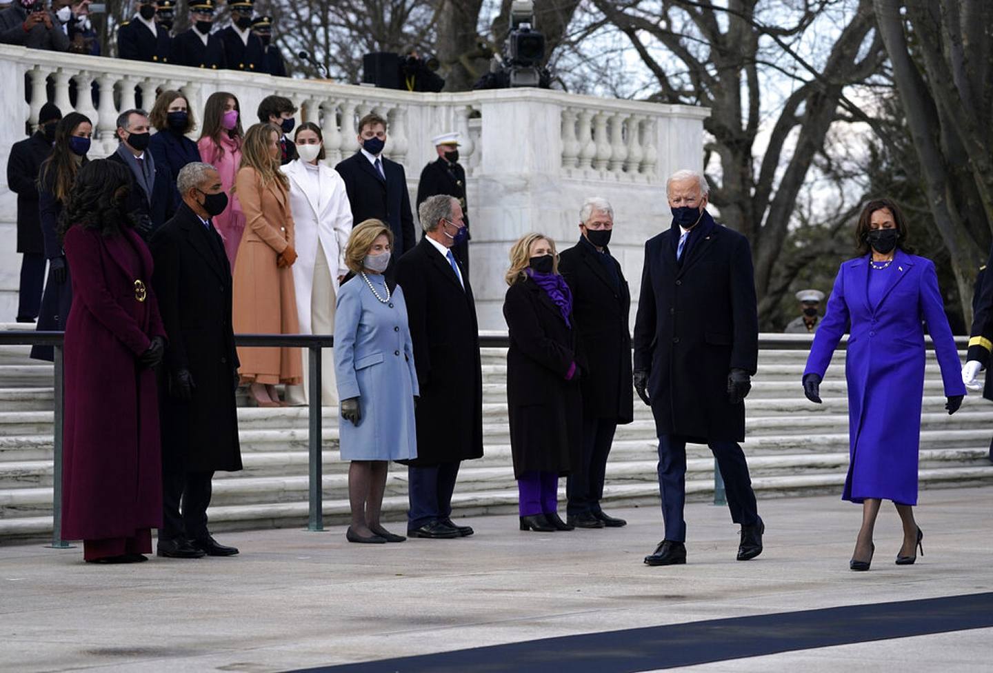 出席典礼的副总统贺锦丽（Kamala Harris）与两名前第一夫人米歇尔（Michelle Obama）和希拉莉（Hillary Clinton），三人不约而同穿上紫色系服装。 (AP)