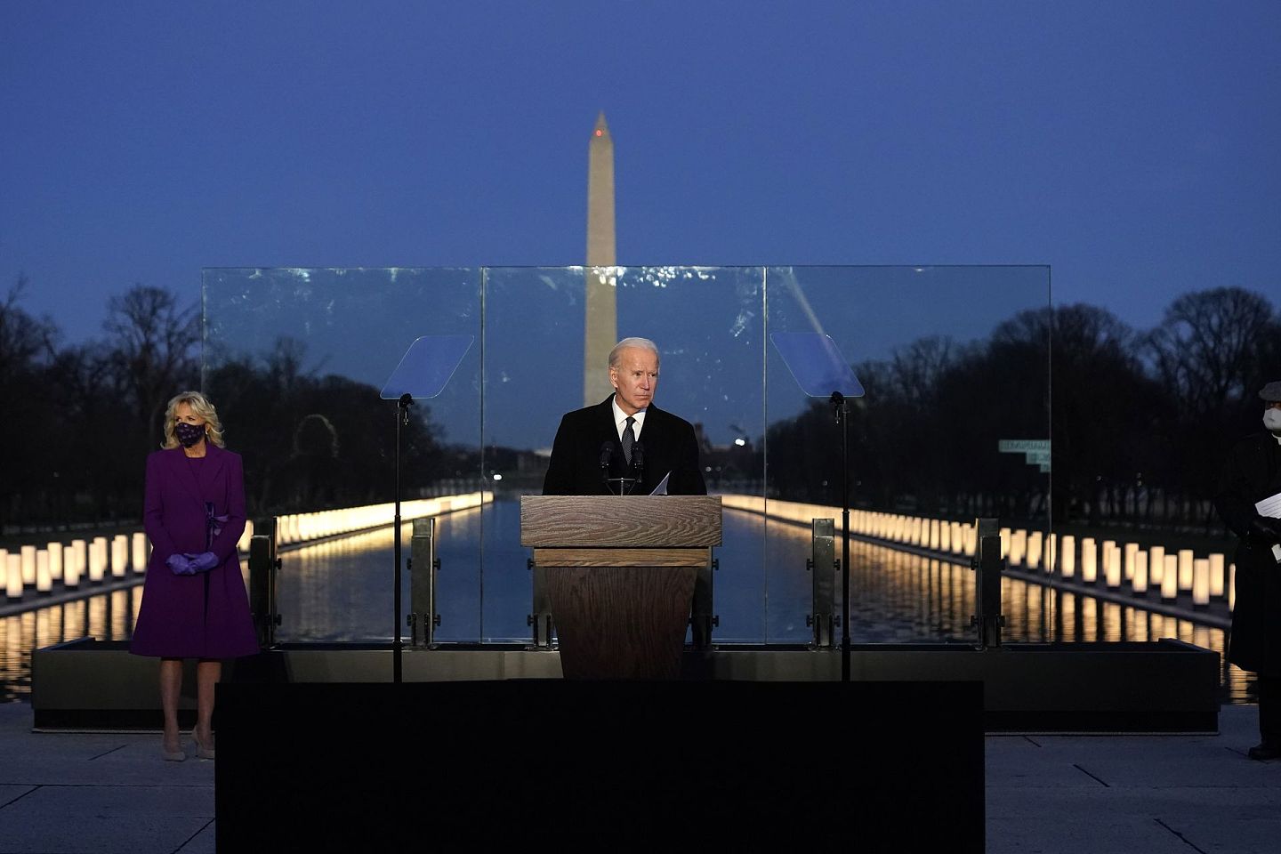 2021年1月19日，美国华盛顿特区，当选总统拜登宣誓就职前一晚，当地在林肯纪念堂倒影池周围举行点灯仪式，纪念在新冠病毒大流行中丧生的40万美国人。（AP）