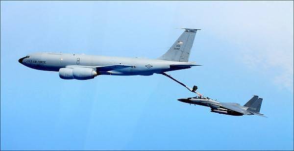 美军KC-135空中加油机（左）。 （路透档案照）