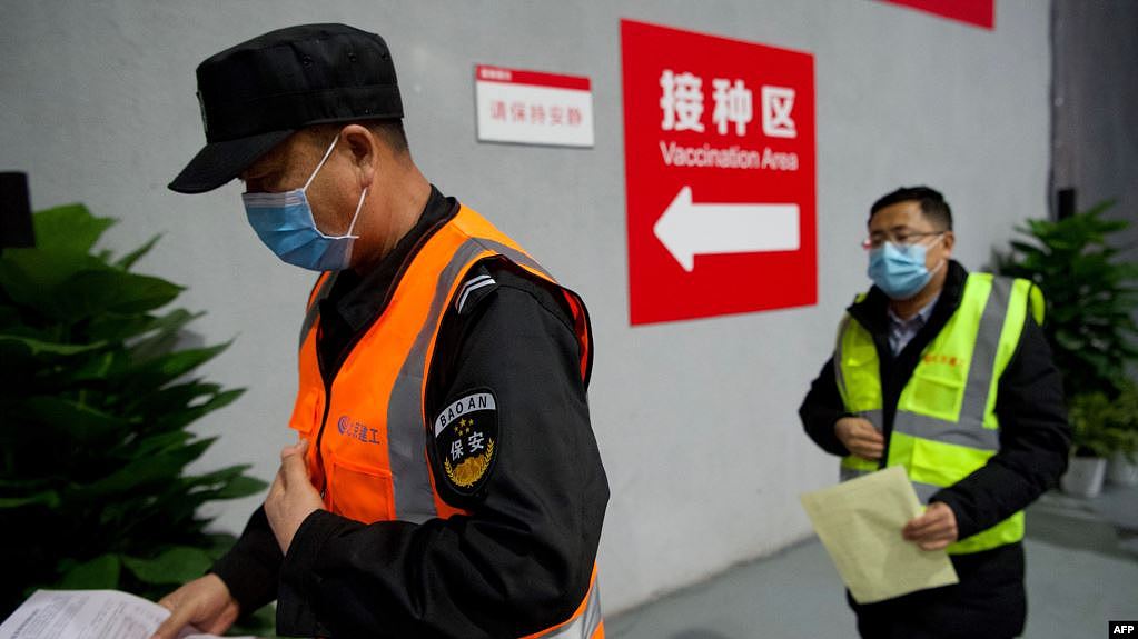 北京市朝阳区的居民在一处新冠病毒疫苗接种区排队等候接种。 （2021年1月15日）