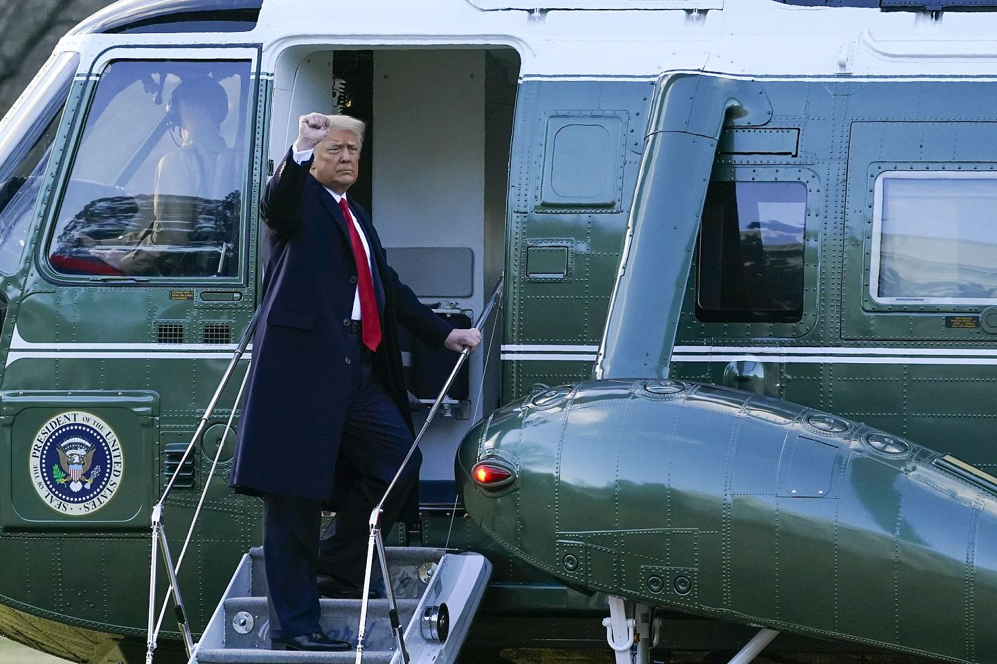 2021年1月20日，在华盛顿白宫南草坪，特朗普登上直升机。（AP）