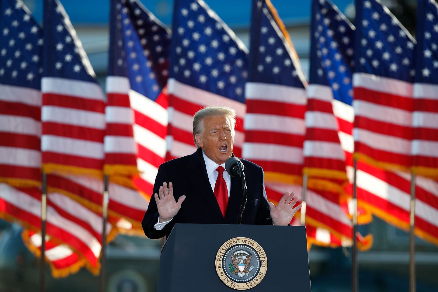 2021年1月20日星期三，美国总统唐纳德·特朗普（Donald Trump）在马里兰州安德鲁斯空军基地发表讲话。（AP）