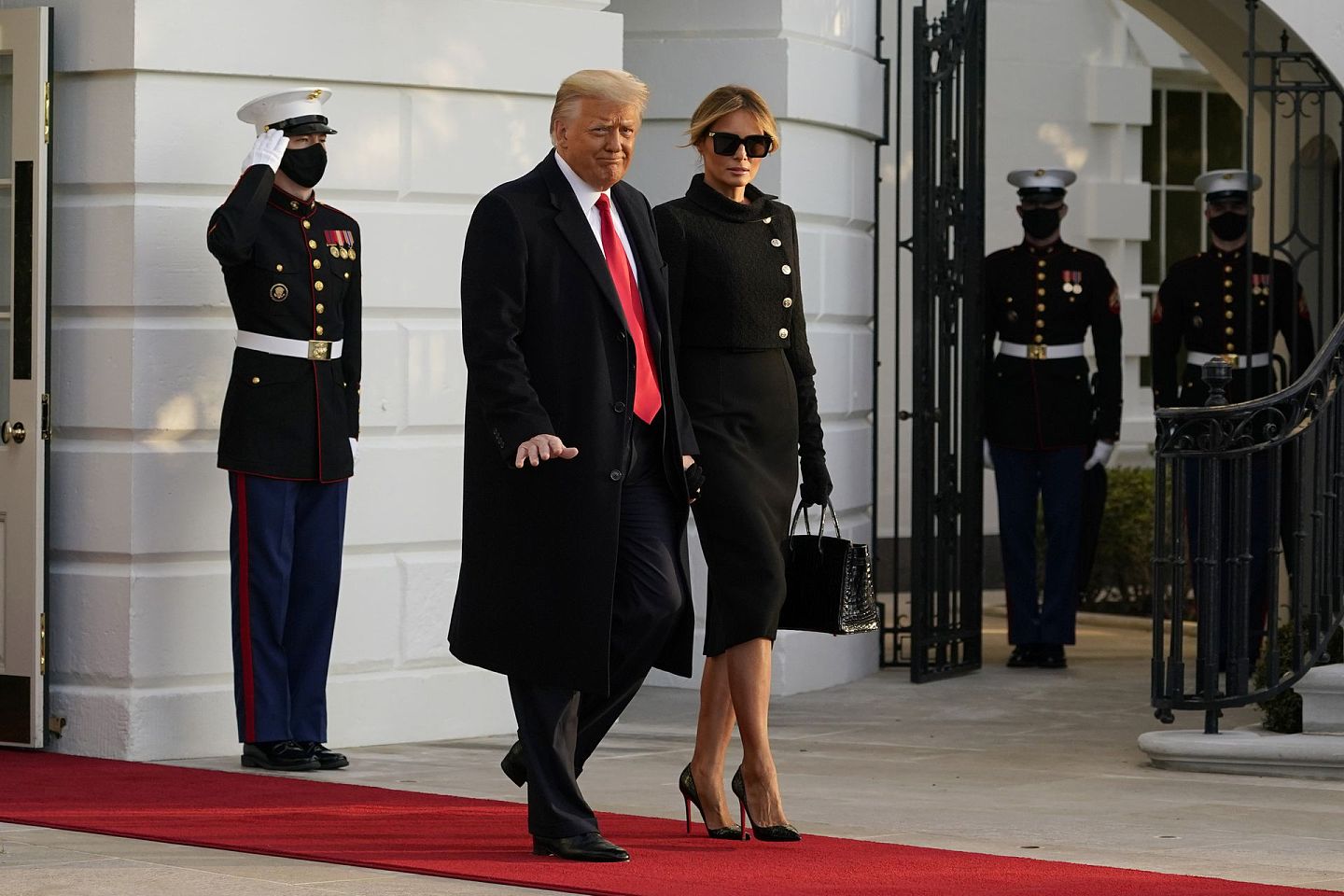 2021年1月20日，美国总统特朗普和妻子梅拉尼娅现身，准备离开白宫。（AP）