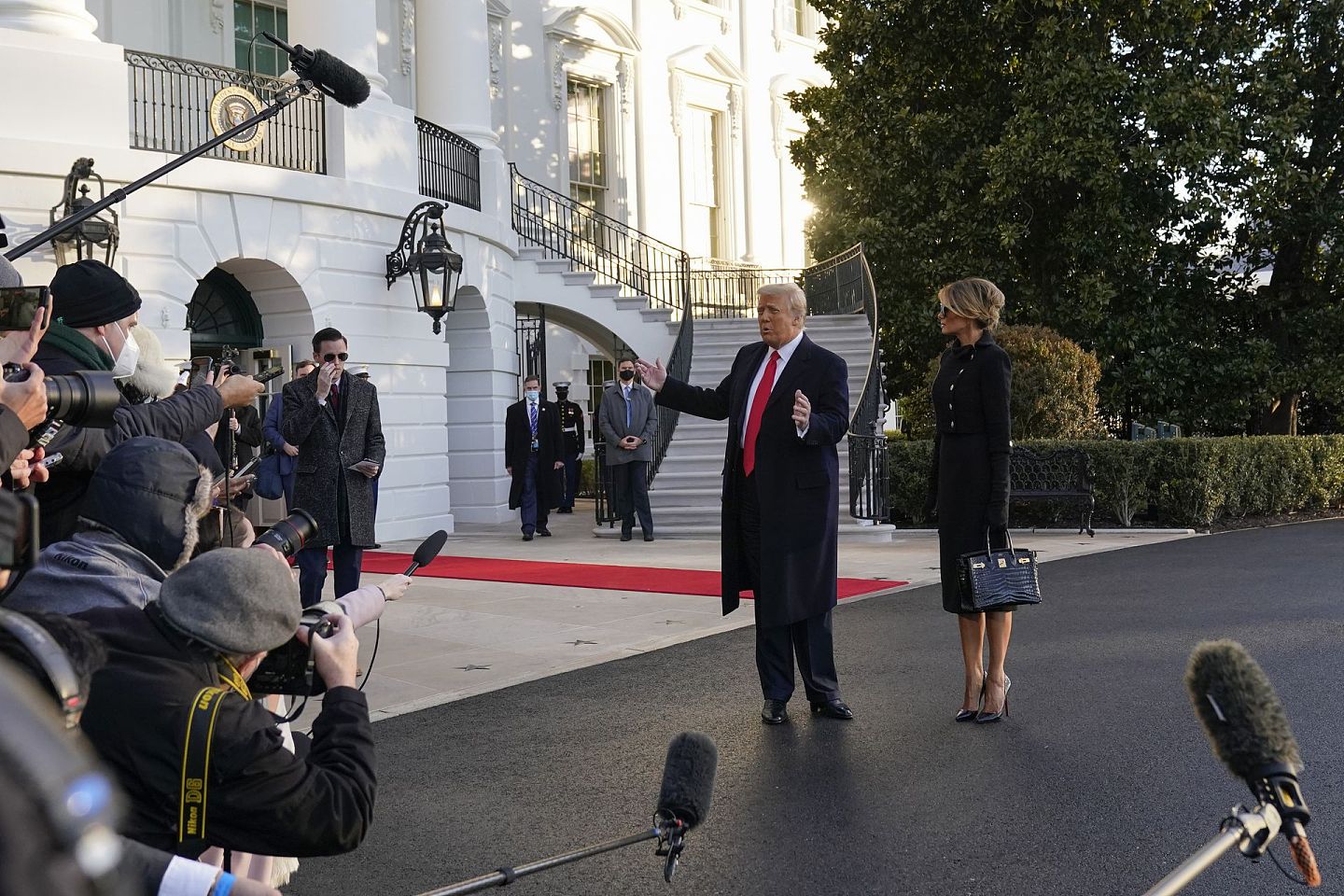 2021年1月20日，美国总统特朗普和妻子梅拉尼娅在白宫向媒体记者讲话。（AP）