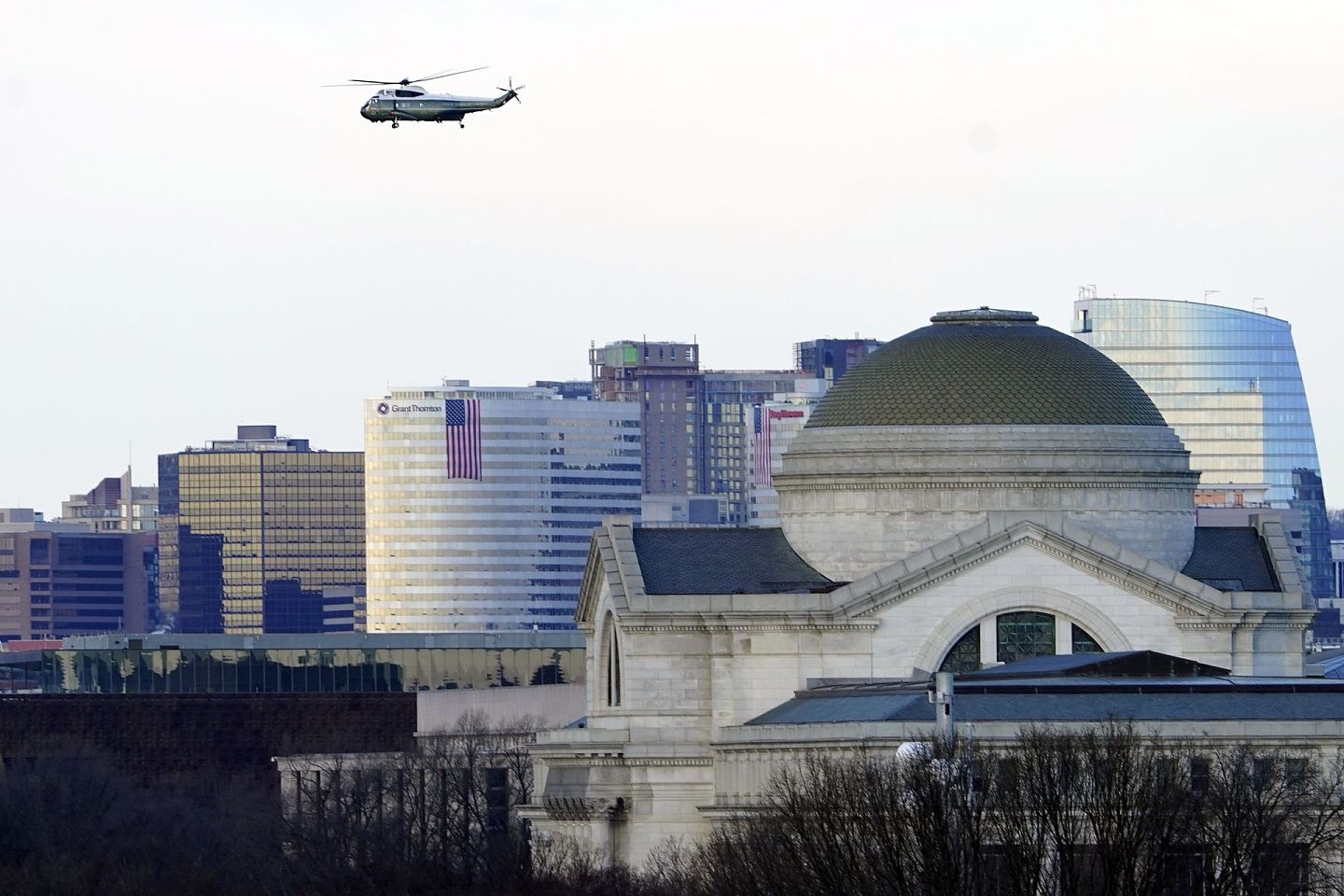 2021年1月20日，美国总统特朗普乘坐直升机起飞，离开白宫。（AP）