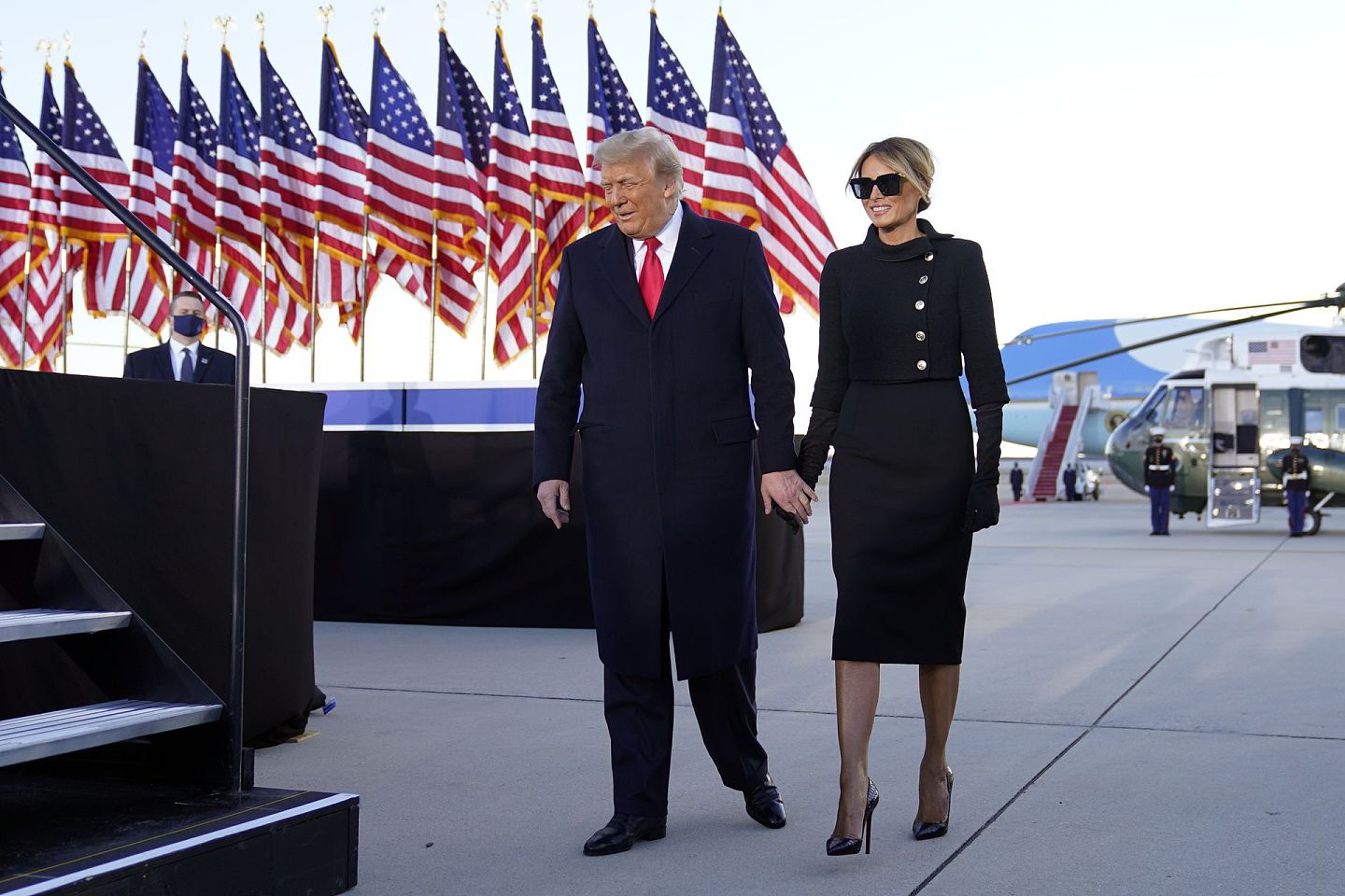 2021年1月20日，美国总统特朗普和妻子梅拉尼娅抵达安德鲁斯空军基地，准备发表讲话。（AP）