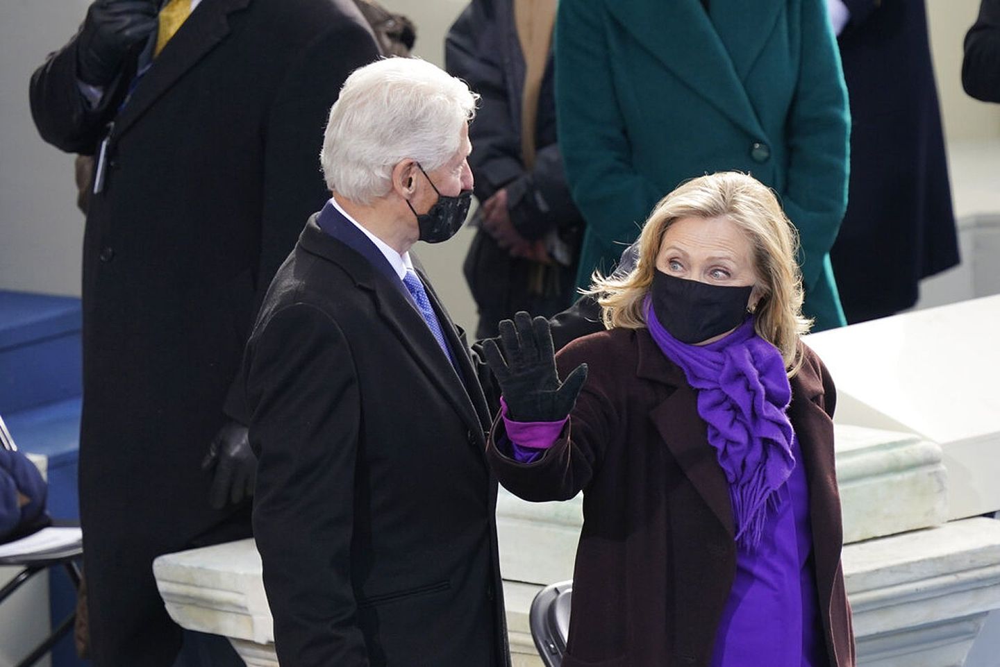 美国前总统克林顿（Bill Clinton）与妻子希拉里（Hillary Clinton）1月20日到华盛顿国会大楼出席美国第46任总统就职典礼。（AP）