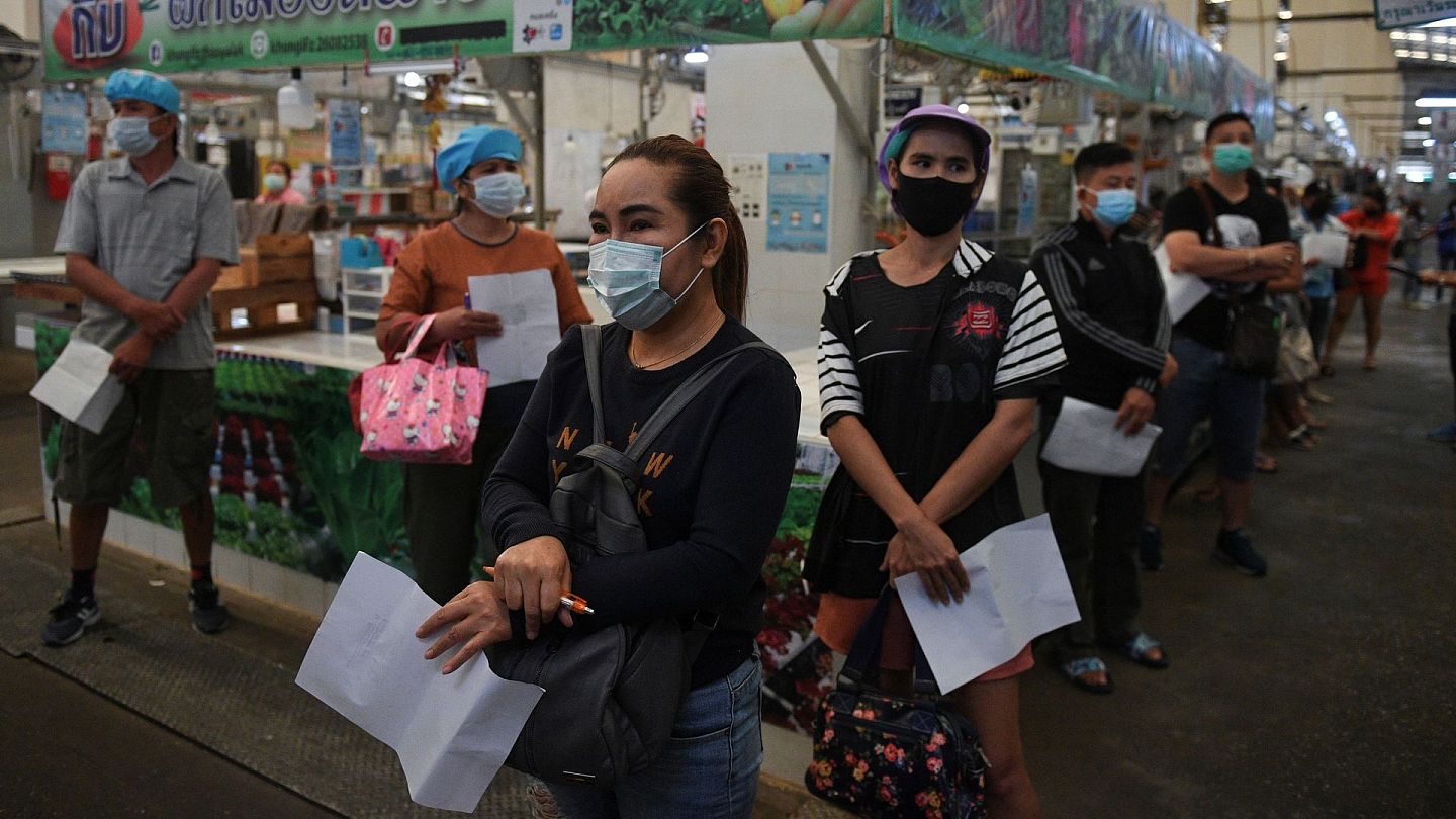 泰国新冠肺炎疫情：图为1月19日，曼谷一个市场的商店职员等候接受病毒检测。（Reuters）