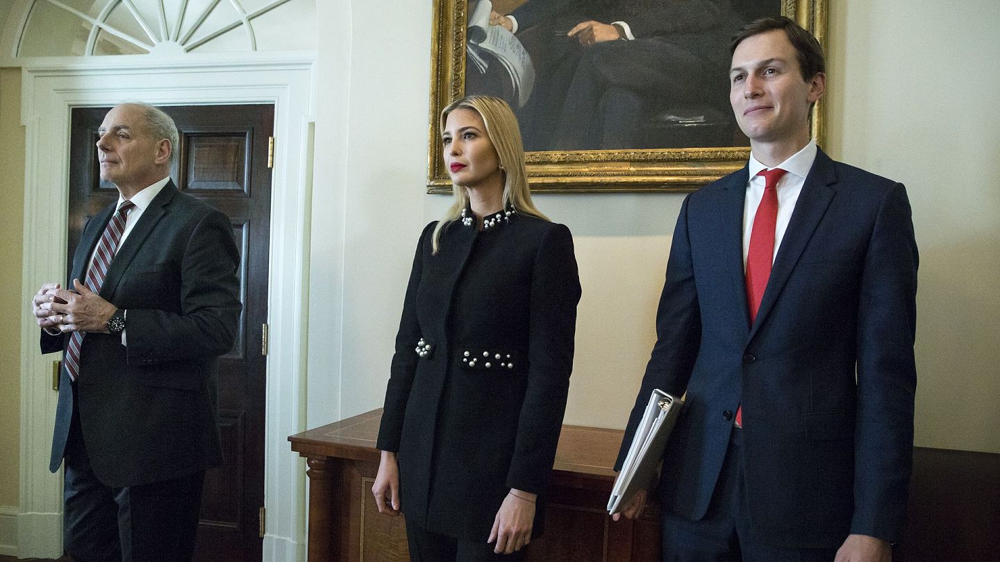 伊万卡：图为2018年3月8日，（左起）美国白宫幕僚长凯利、总统特朗普的女儿伊万卡、伊万卡的丈夫库什纳一起在白宫出席会议。（Getty）