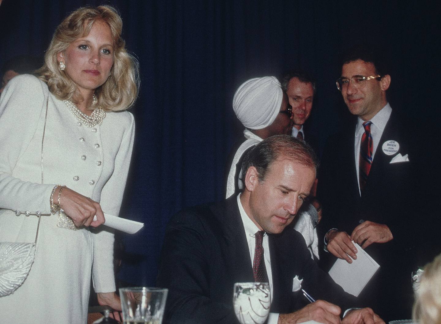 图为1987年5月吉尔（Jill Biden，左）与丈夫拜登（下）在芝加哥一起出席筹款活动。 （AP）
