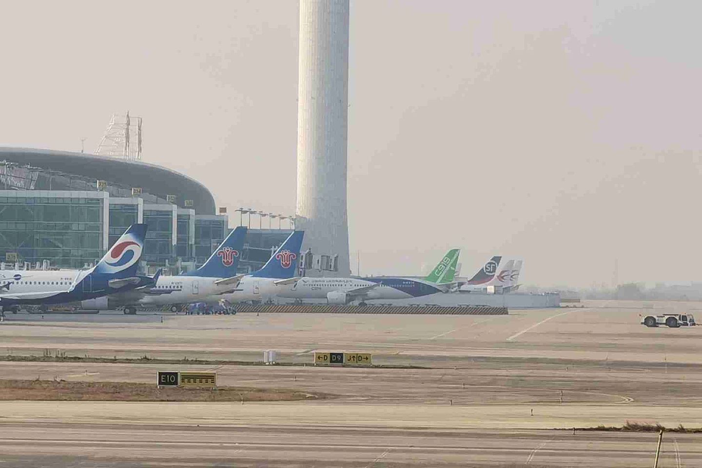 C919（左四）在武汉机场画面。（微博@BOEING737MAX8）