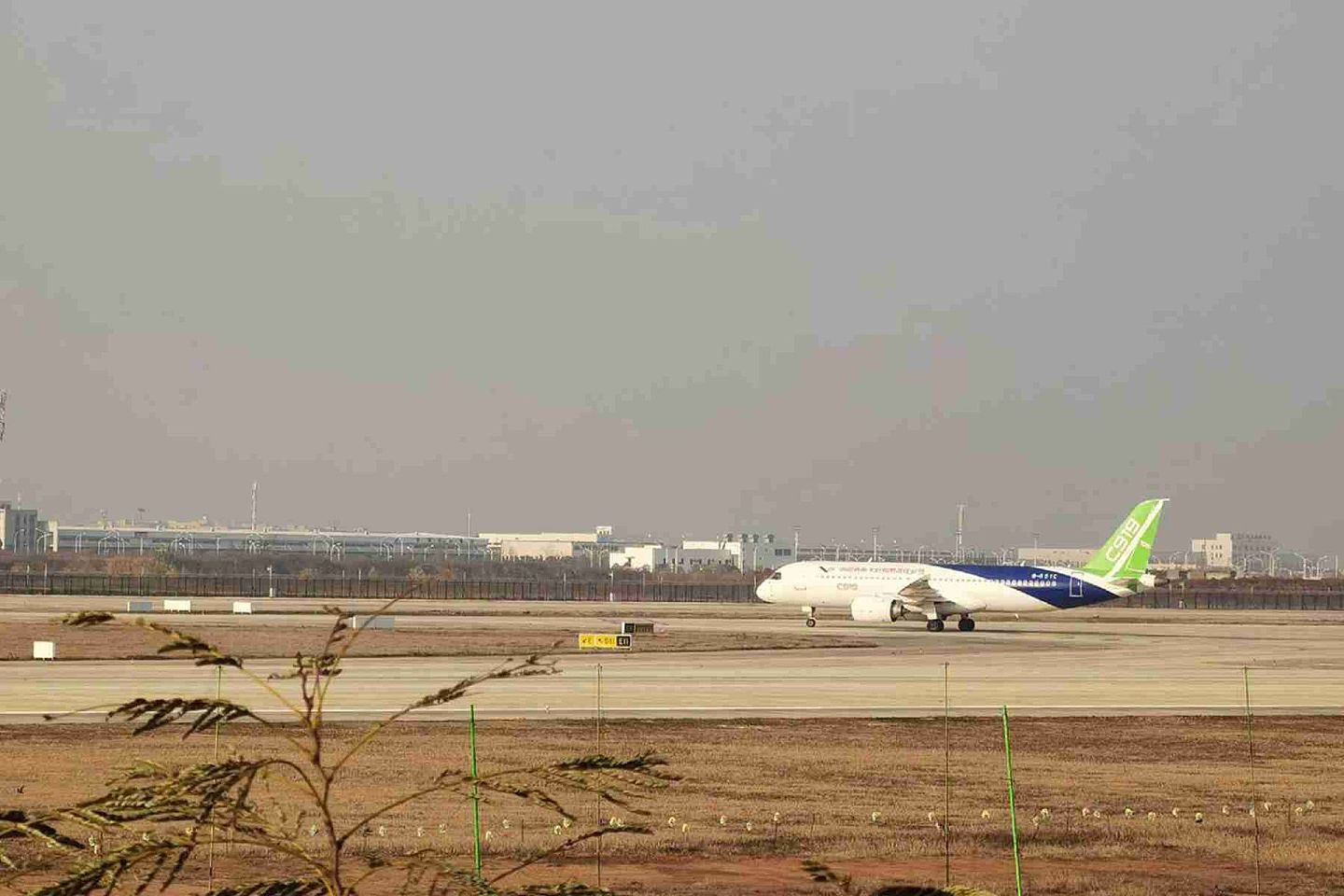C919于12月21日15时32分降落在武汉天河机场，这也是C919首次来到武汉机场开展验证试飞。（微博@BOEING737MAX8）