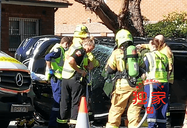 突发！悉尼华人区早高峰严重车祸，一车翻转，司机送院救治（组图） - 1
