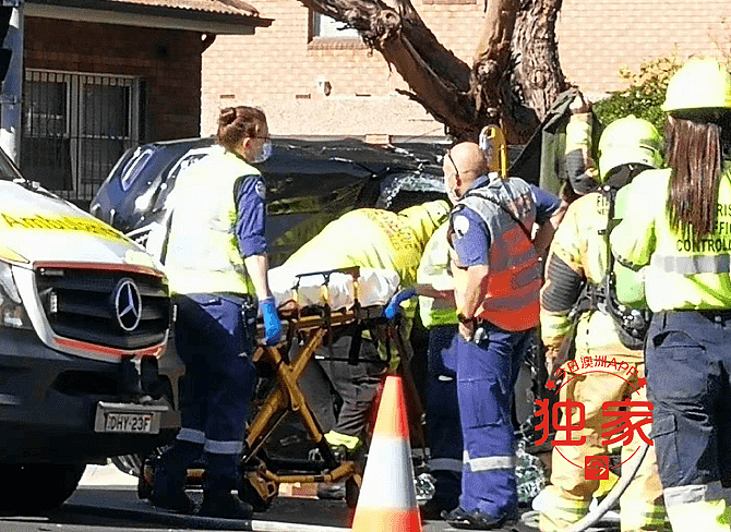 突发！悉尼华人区早高峰严重车祸，一车翻转，司机送院救治（组图） - 5