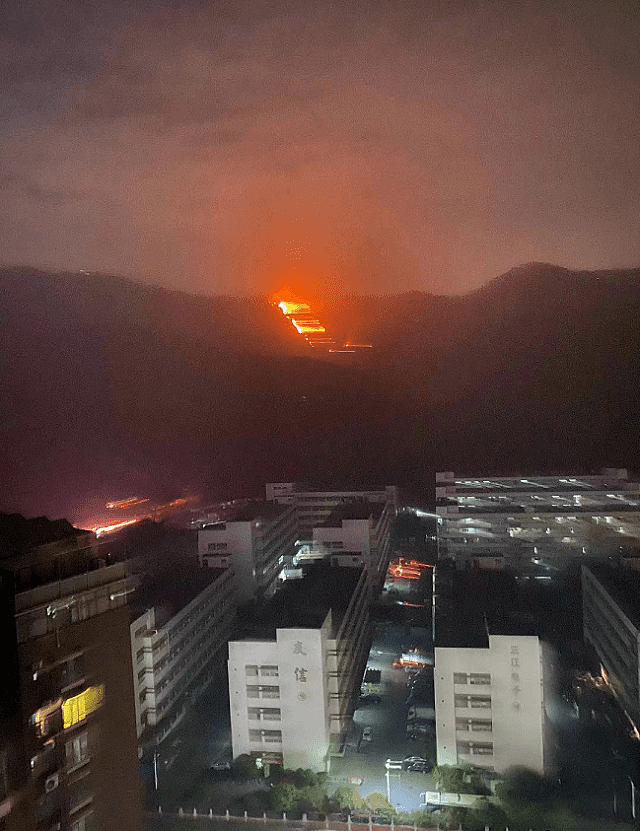 深圳大南山突发山火，照如白昼，多部门联合扑救（视频/组图） - 2