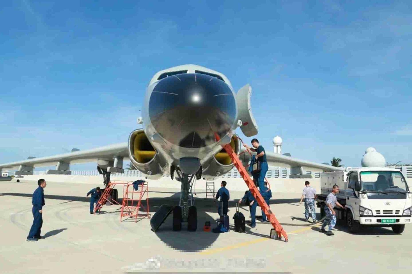 社交媒体照片显示，轰-6J出现在西沙群岛永兴岛基地。（微博@saga522_FIA桂系）