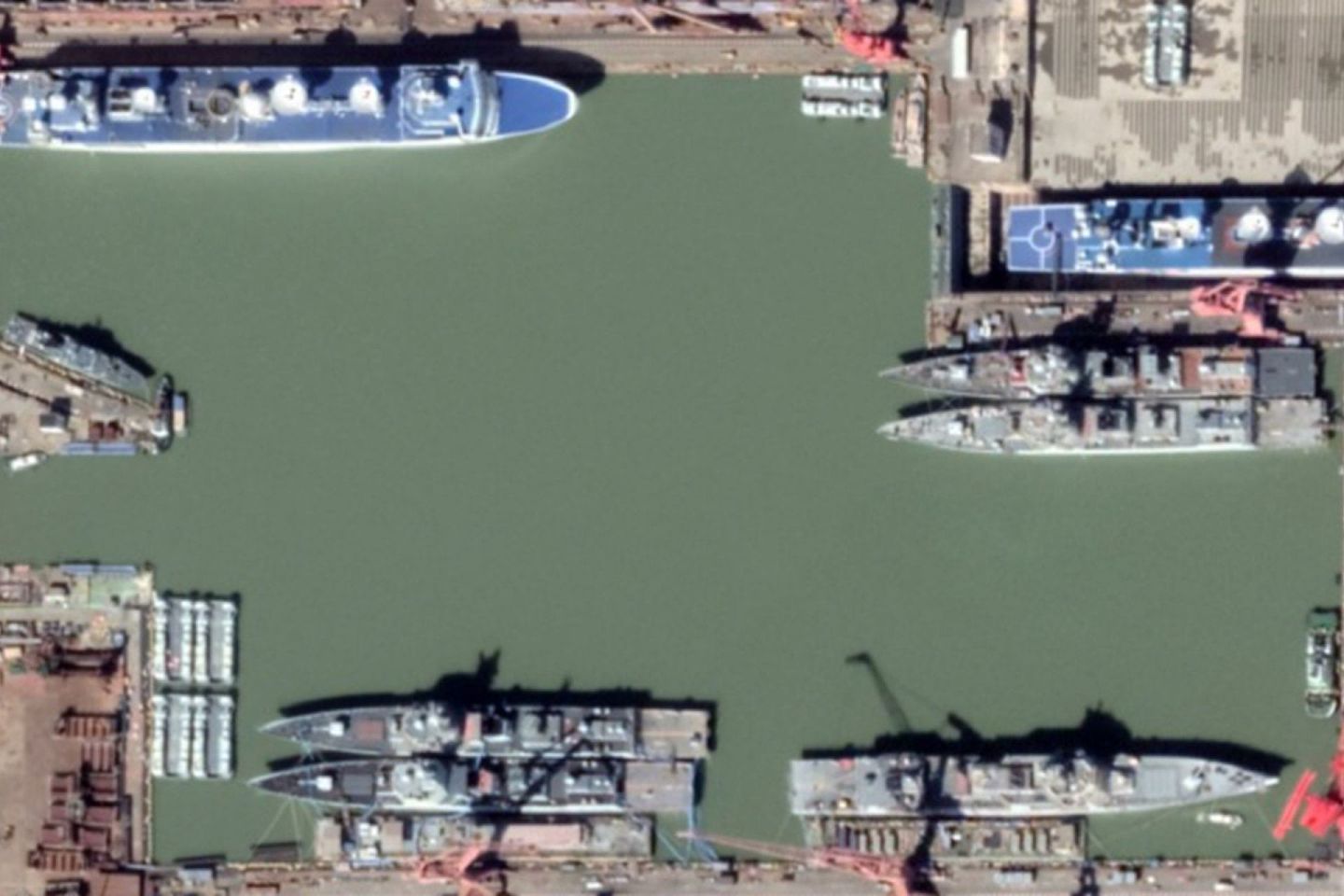 江南造船厂的最新卫星照，港池内有多艘驱逐舰在建。（谷歌地球截图）