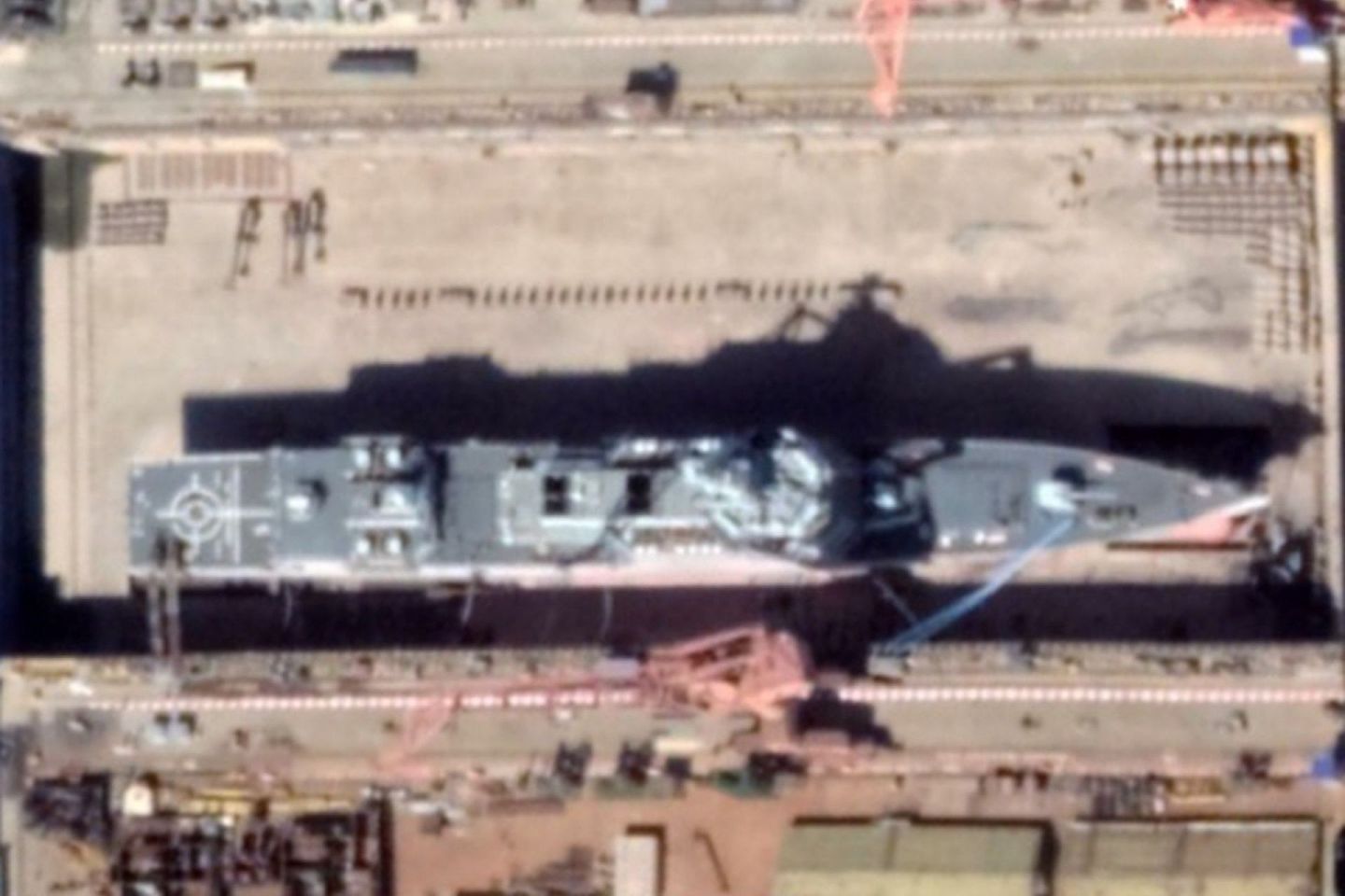 船坞内的055型导弹驱逐舰。（谷歌地球截图）