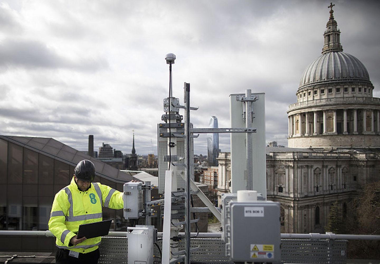 华为在英国5G网络建设中占有重要地位。图为2019年3月15日，一名英国电信工程师在对安装在伦敦圣保罗大教堂附近的华为5G设备进行测试。（Getty Images）