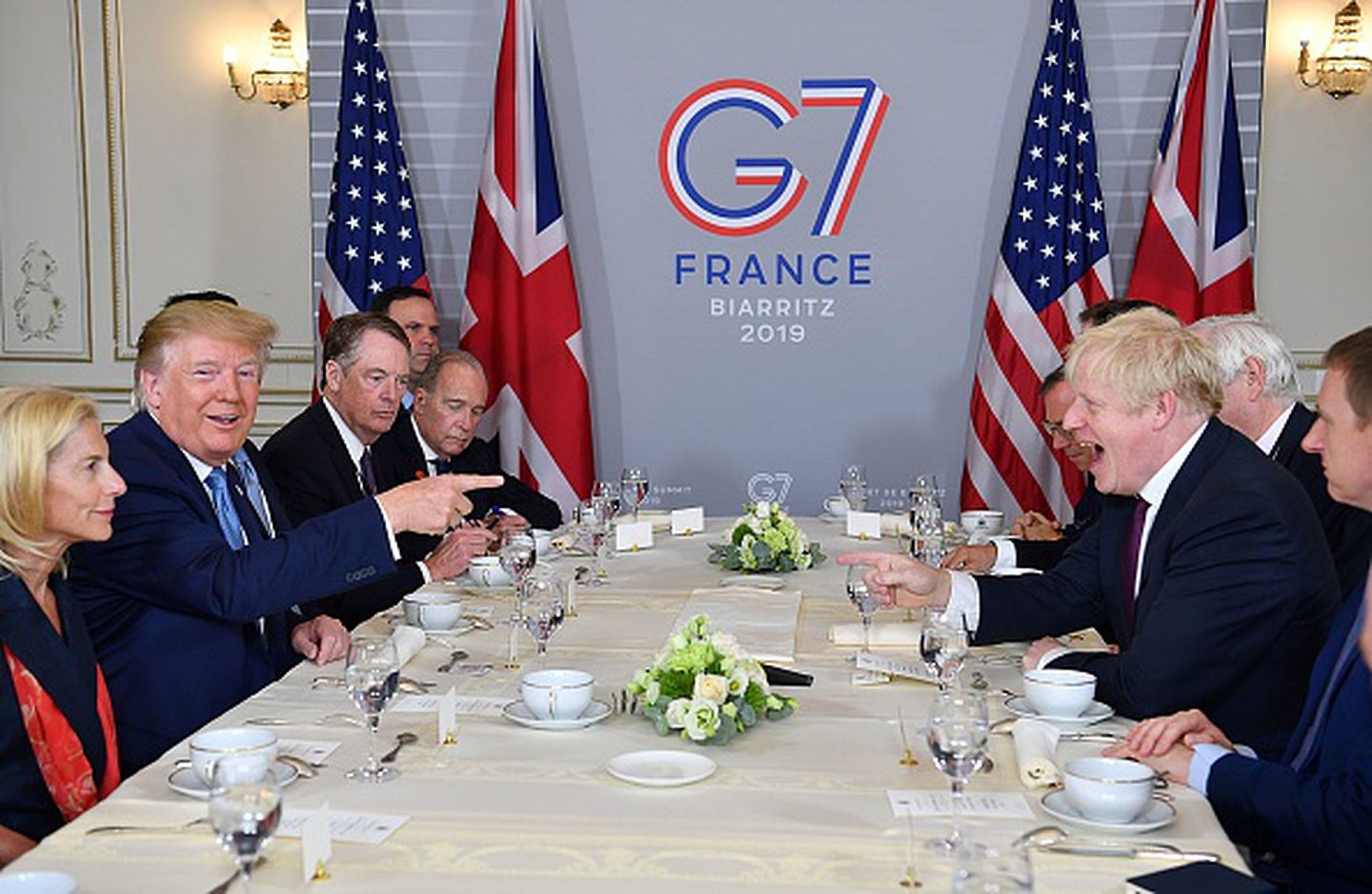2019年8月25日，约翰逊与特朗普在法国比尔里兹召开的G7峰会中共进工作早餐。（Getty Images）