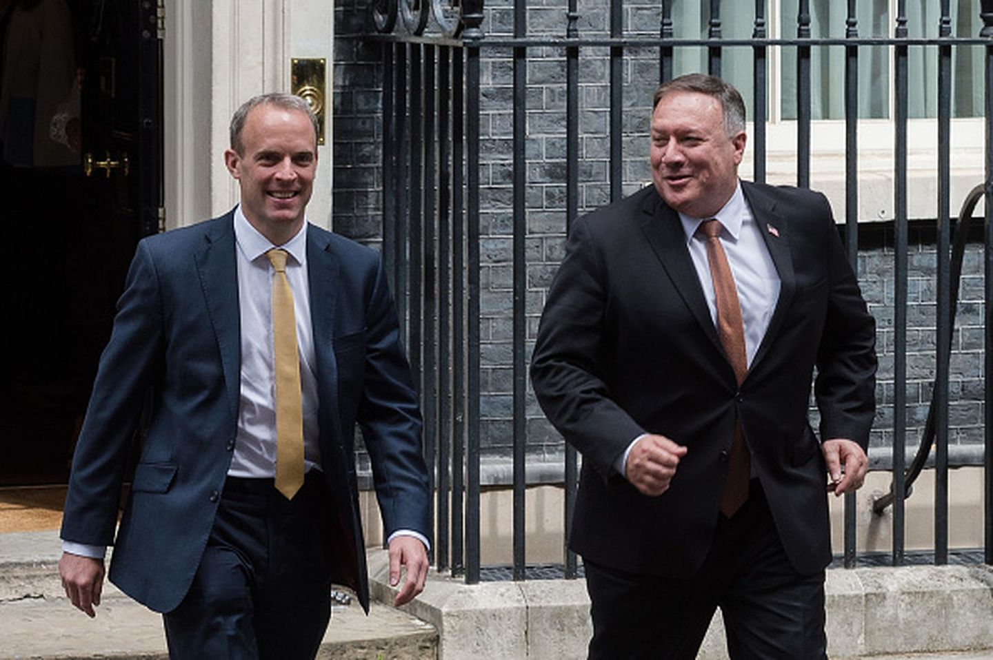 2020年7月21日，英国外交大臣拉布（Dominic Raab，左）与到访的时任美国国务卿蓬佩奥（右）在结束与英国首相约翰逊的会晤后离开唐宁街10号首相官邸。在蓬佩奥到访前夕，约翰逊当局正式宣布了对华为5G的禁令。（Getty Images）