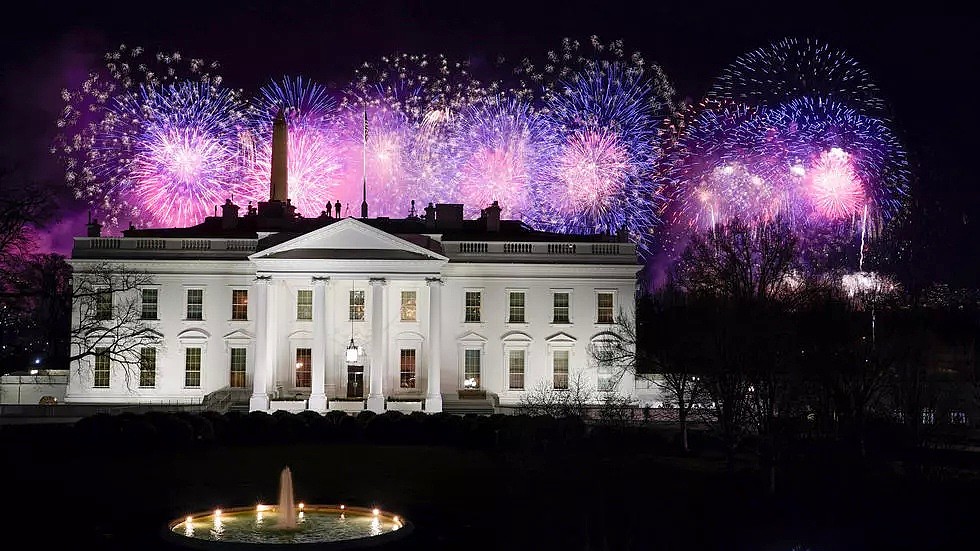 2021年1月20日，在美国总统拜登和副总统哈里斯就职典礼当天，白宫上空燃放烟花。