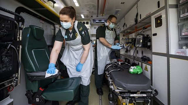 北爱尔兰伦敦德里郡科尔雷恩镇某医院两名护士学生在给救护车车厢清洁消毒（18/1/2021）