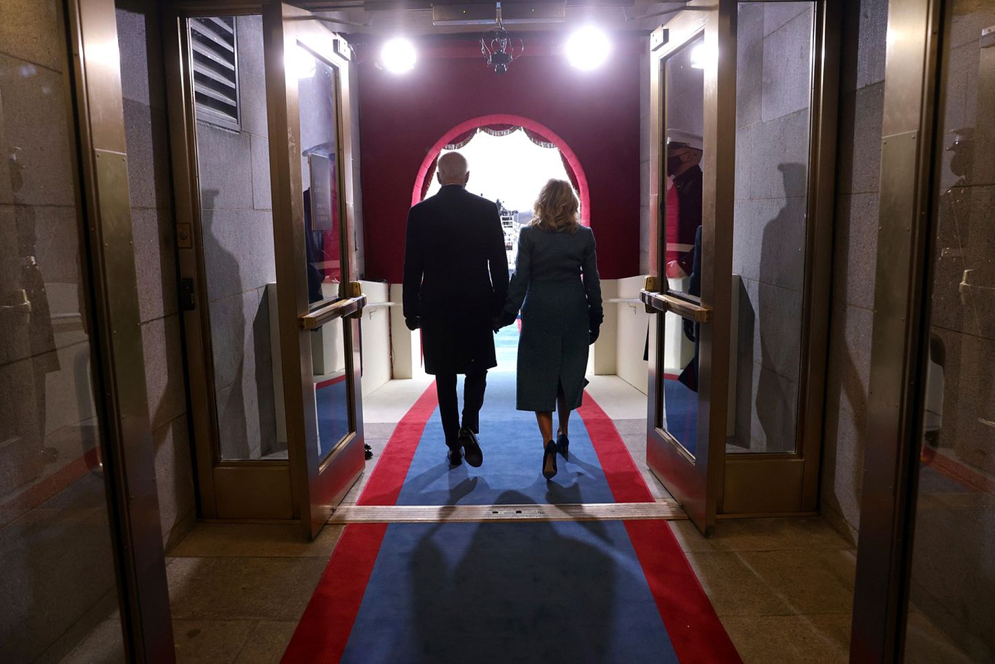 1月20日，拜登（左）携妻子吉尔（Jill Biden）的手步出门廊，预备宣誓就职。（美联社）