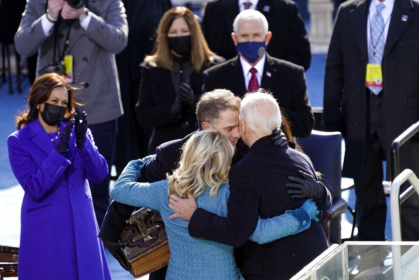 拜登宣誓成为美国第46任总统后，与妻子吉尔、儿子亨特（Biden Hunter）和女儿阿什利（Ashley Biden）拥抱。（AP）