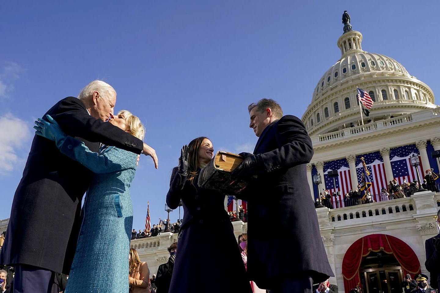 拜登与吉尔1月20日在华盛顿国会大楼出席完就职典礼后，夫妇两人在国会大楼附近拥吻，拜登的儿子亨特和女儿阿什利在旁边相视微笑。（AP）