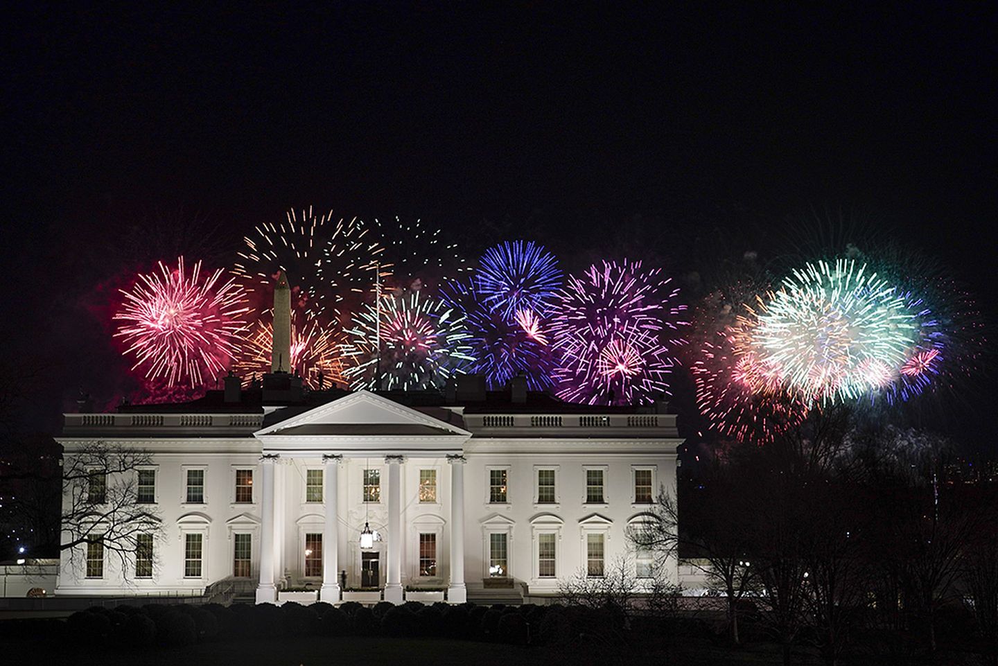 2021年1月20日，白宫上空燃放绚烂烟花，庆祝拜登上任。（AP)