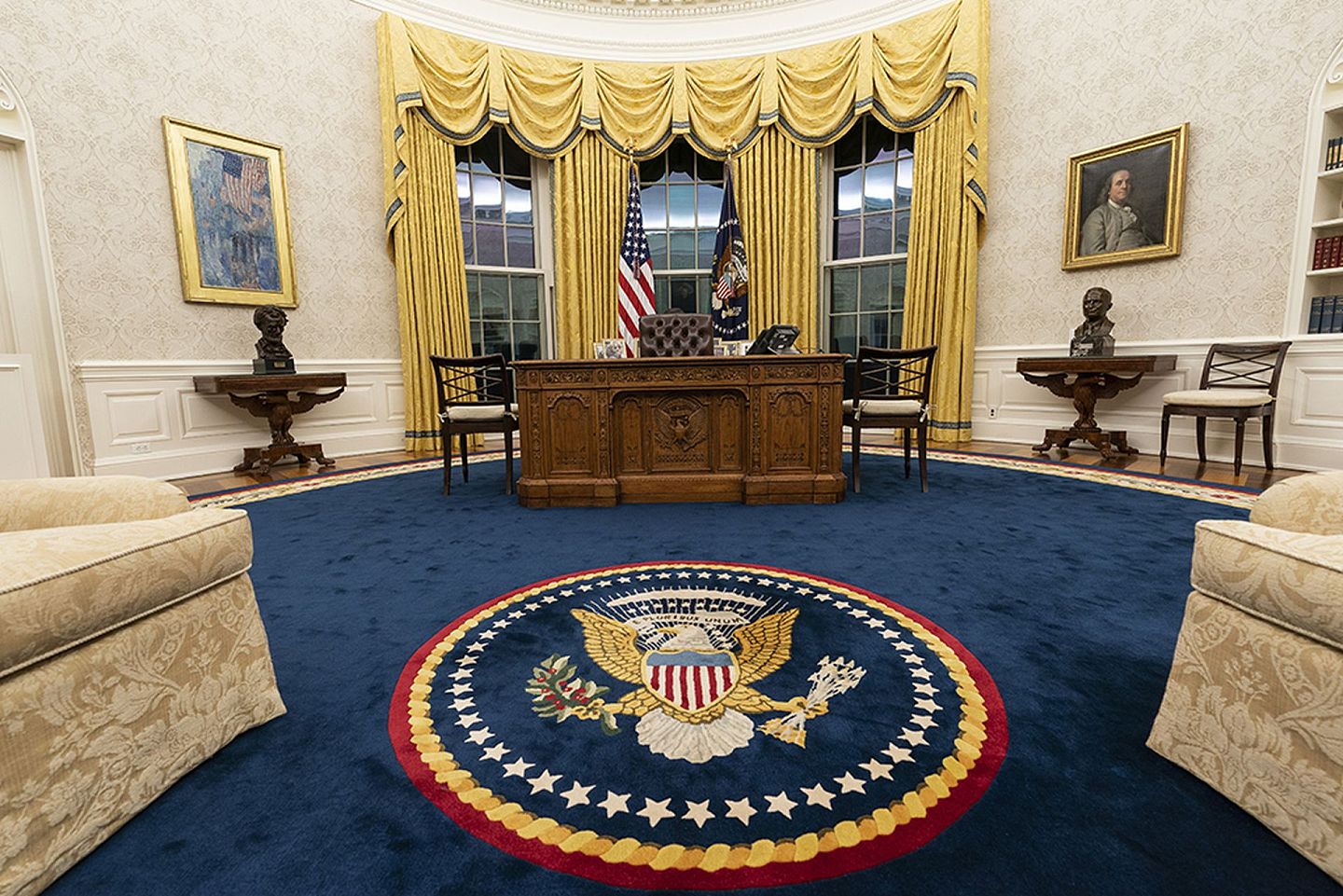 2021年1月20日，白宫椭圆形办公室在拜登执政的第一天重新装修。（AP）