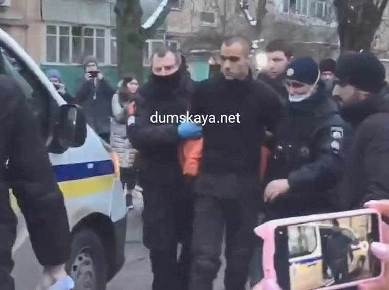 警方逮捕波诺马连科。