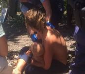 惊呆全澳！光天化日下，澳洲警察强行从半裸妈妈怀中抢走喝奶婴儿，真相竟是...（视频/组图）