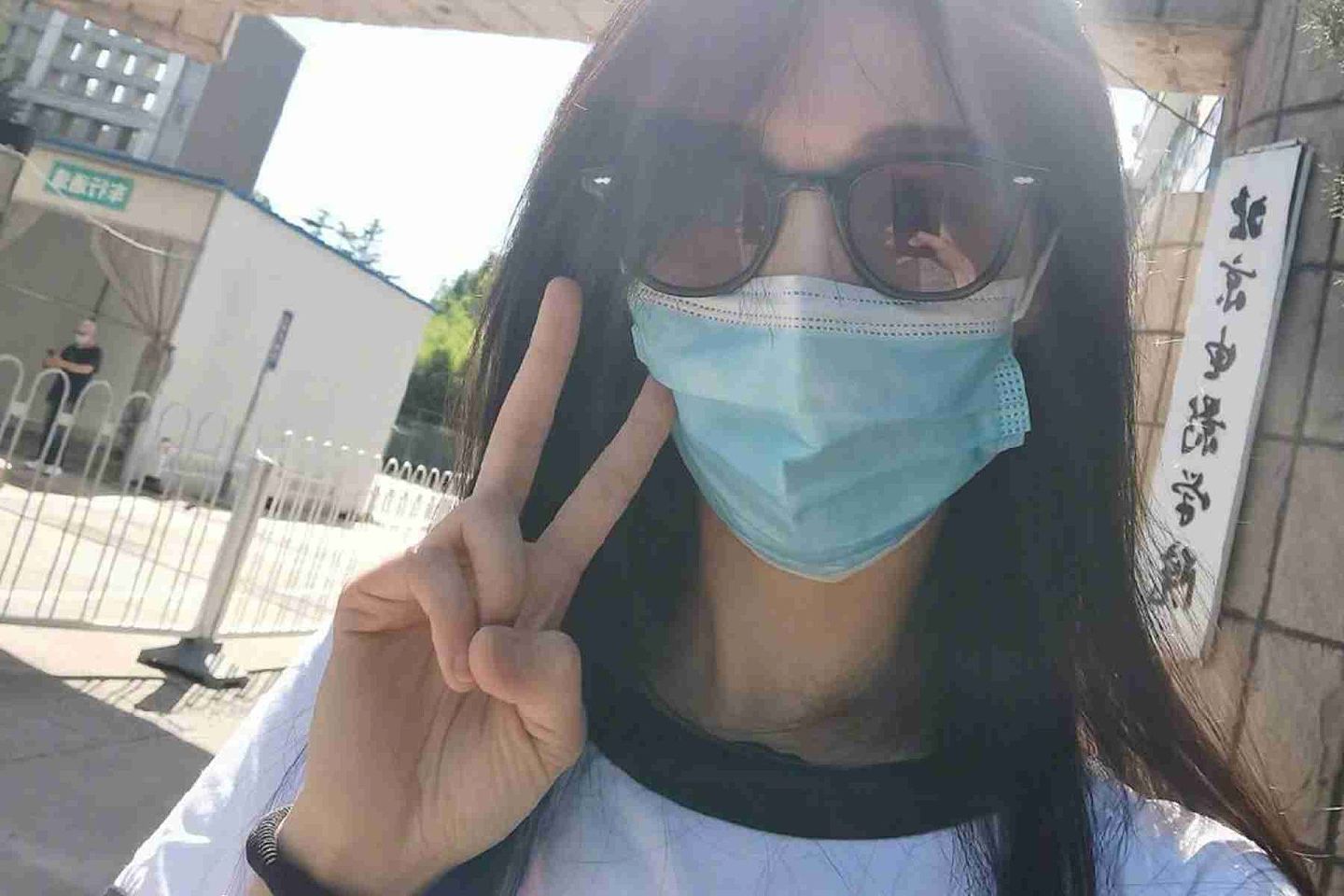 郑爽毕业于北京电影学院，这是她在学校前的自拍照。（微博@郑爽SZ ）